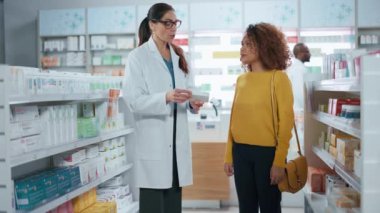 Eczacı ve Müşteri Eczanesi