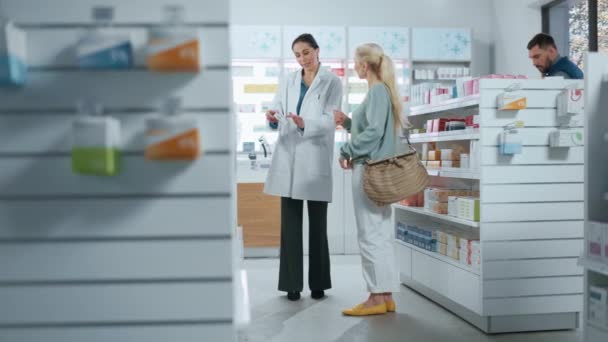 薬剤師と顧客薬局 — ストック動画