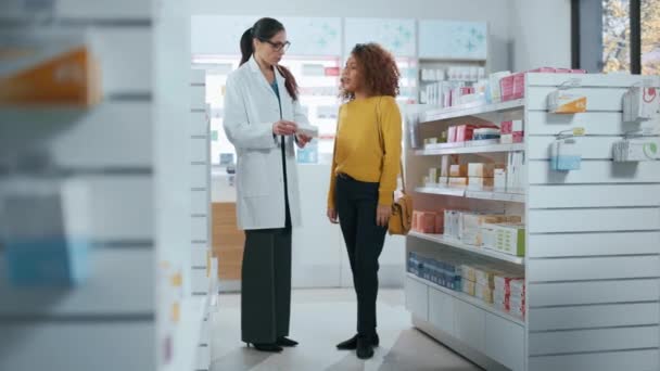 Фармацевтическая и клиентская аптека — стоковое видео