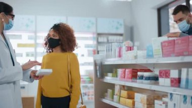 Eczanedeki Maskeli Müşteriler