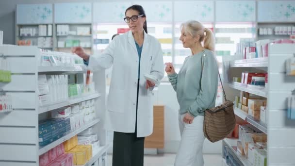 Farmacéutica y Farmacia del Cliente — Vídeo de stock