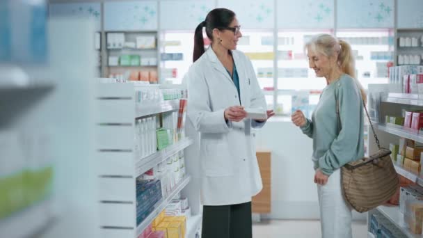 Gyógyszerész és Vásárló Gyógyszertár — Stock videók