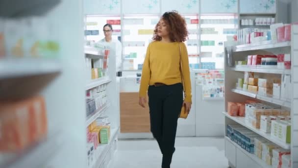 Farmacia de cliente femenino — Vídeo de stock