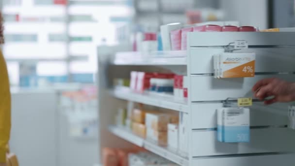 Farmacia cliente femminile — Video Stock