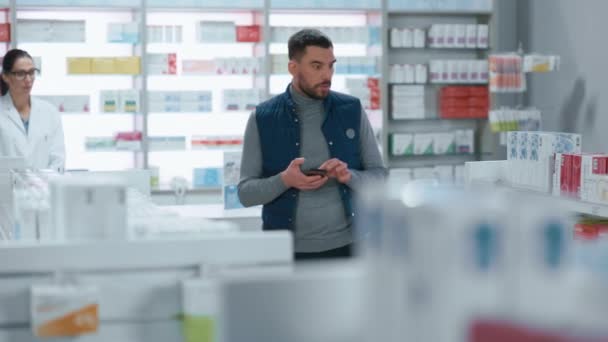 Lékárna Smartphone zákazníka — Stock video