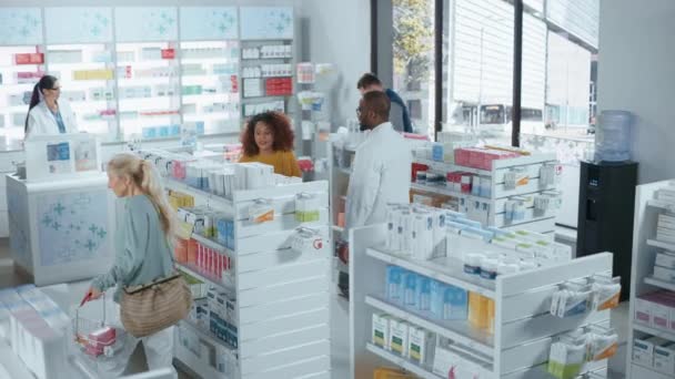 Pharmacie Drugstore : Divers groupes de clients multi-ethniques — Video