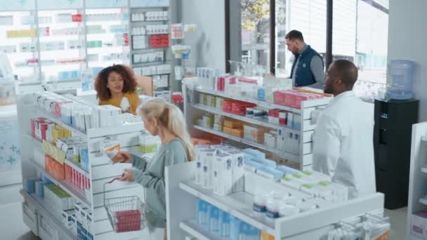 Farmacia: Diverso grupo de clientes multiétnicos que navegan en estantes — Vídeo de stock