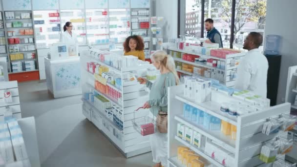 Farmacia Farmacia Drugstore: Diverso gruppo di clienti multi-etnici che navigano scaffali — Video Stock