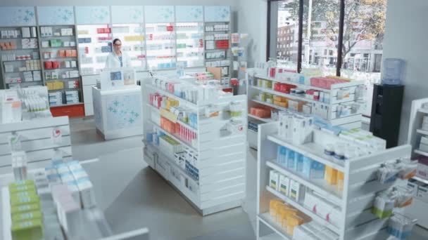 Moderní lékárna Lékárna s policemi plnými balíčků — Stock video