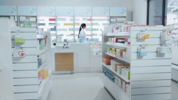 Farmacia moderna farmacia con estantes llenos de paquetes — Vídeo de stock