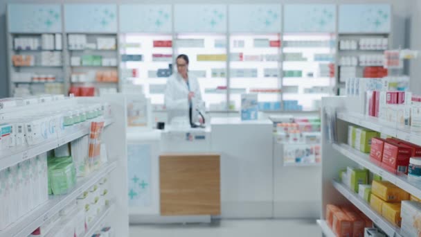 Farmacia farmacia: Bellissimo farmacista caucasico utilizza computer tablet digitale, controlla l'inventario — Video Stock