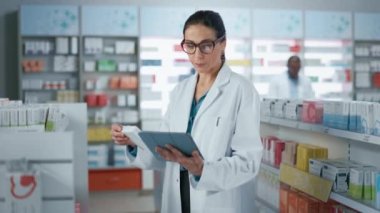Eczane: Güzel Kafkasyalı Eczacı Dijital Tablet Bilgisayar Kullanıyor, Envanteri Denetliyor
