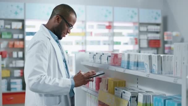 Pharmacy Pharmacist Tablet Computer — Stok Video