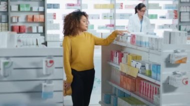 Eczane: İlaç Almak İçin Bakınan Güzel Siyah Genç Bir Kadının Portresi