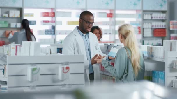 Farmacêutico Consultar Farmácia do Cliente — Vídeo de Stock