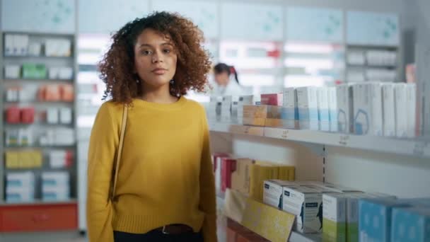 약 티 드루 그 스토어 (Pharmacy Drugstore): 놀라운 머리카락 과 미소를 가진 아름다운 흑인젊은 여성의 초상 — 비디오