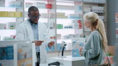 Eczacı kasiyer Müşteriler İlaç Satın Alırlar