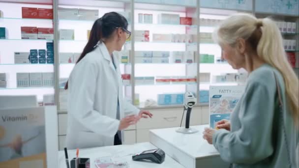 Pharmacy Pharmacist Checkout Zákazníci Koupit Medicine — Stock video