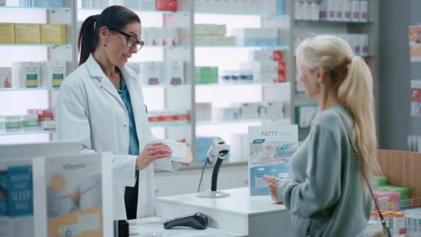 Apotek Pemeriksa Farmasi Pelanggan Beli Obat — Stok Video