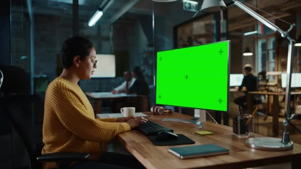 ( 영어 ) 여성의 작업 - 컴퓨터와 녹색 화면 - 크리에이티브 오피스 — 비디오