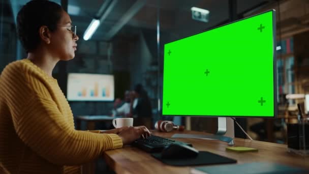 Kvinnliga fungerar på dator med grön skärm i Creative Office — Stockvideo