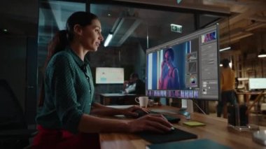 Yaratıcı Ofiste Kadın Tasarımcı Bilgisayarda Çalışıyor