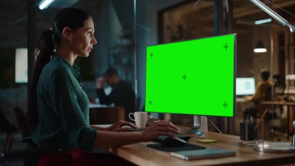 Obras femeninas en ordenador con pantalla verde en Creative Office — Vídeos de Stock