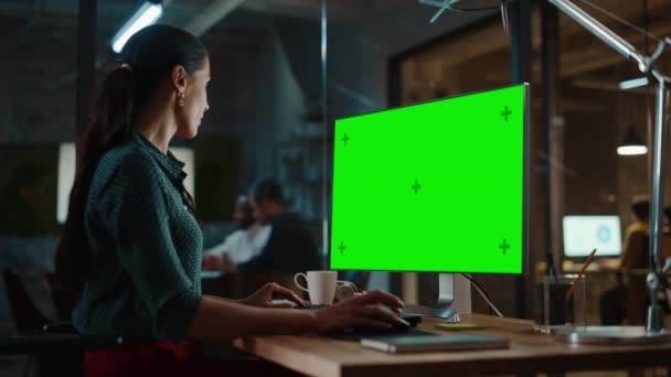 Femmina funziona su computer con schermo verde in ufficio creativo — Video Stock