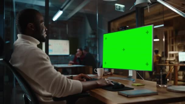 Video Call Green Screen Mock Up en Creative Office — Vídeo de stock