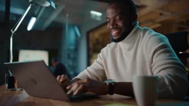 Happy Black Man Chats Online op laptop — Stockvideo