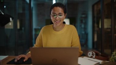 Yaratıcı Ofiste Dizüstü bilgisayarda Kadın Yönetici Çalışıyor