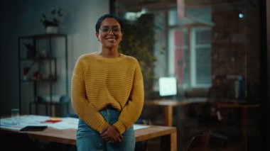 Güzel Yaratıcı Kadın Profesyonel Portresi