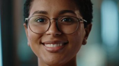 Güzel Yaratıcı Kadın Profesyonel Portresi