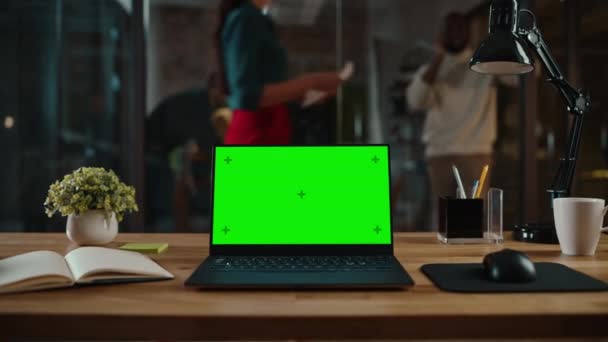 Laptop mit Green-Screen-Display im leeren Kreativbüro — Stockvideo