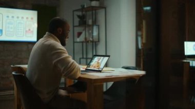 Proje Yöneticisi Yaratıcı Ofiste Bilgisayara Video Çağrısı Yapıyor