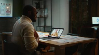 Proje Yöneticisi Yaratıcı Ofiste Bilgisayara Video Çağrısı Yapıyor