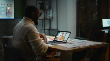 Proje Yöneticisi Yaratıcı Ofiste Bilgisayara Video Çağrısı Yapıyor