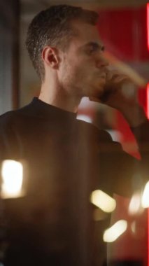 Dikey Görüntü Proje Yöneticisi Toplantı Odasında Beklerken Telefonda Konuşuyor