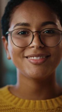 Güzel Yaratıcı Kadın Profesyonelin Dikey Görüntü Portresi