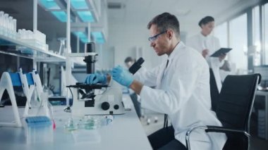 Mikroskop Eczacılık Laboratuvarı kullanan Tıp Laboratuvarı Bilimadamı