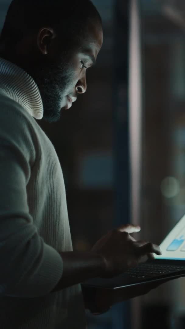Vertical Footage Black Man arbeitet am Computer — Stockvideo