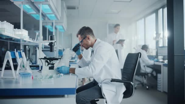 Laboratorium Medyczne Naukowiec przy użyciu mikroskopu Laboratorium Farmaceutyczne — Wideo stockowe