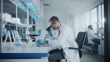 Mikroskop Eczacılık Laboratuvarı kullanan Tıp Laboratuvarı Bilimadamı