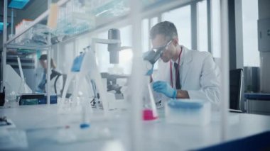 Mikroskop Eczacılık Laboratuvarı kullanan Tıp Laboratuvarı Bilimadamı