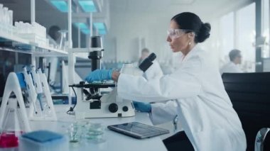 Bilim adamlarının çalıştığı büyük bir tıbbi laboratuvar.