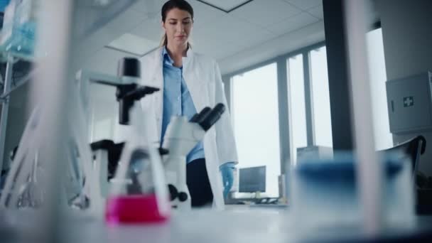 Arbete för kvinnliga forskare i laboratorier — Stockvideo