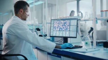 Bilgisayar üzerinde çalışan büyük bir laboratuvar bilimcisi