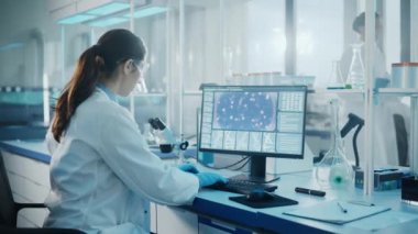 Bilgisayar üzerinde çalışan büyük bir laboratuvar bilimcisi