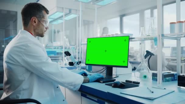 Yeşil Ekran Bilgisayarı üzerinde çalışan Tıp Laboratuvarı Bilimadamı — Stok video