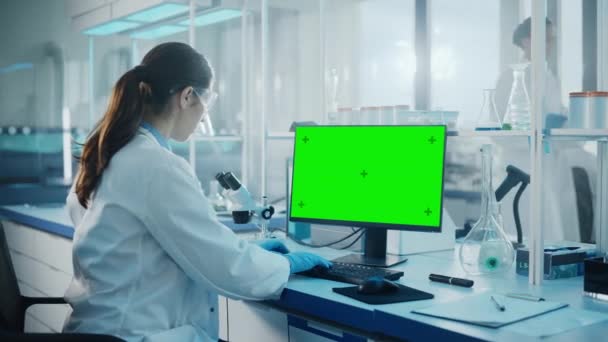 医学实验室科学家在绿色屏幕计算机上的工作 — 图库视频影像